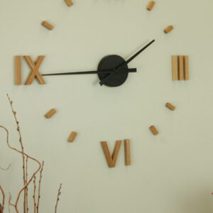 Uhr mit schwarzem Zeiger