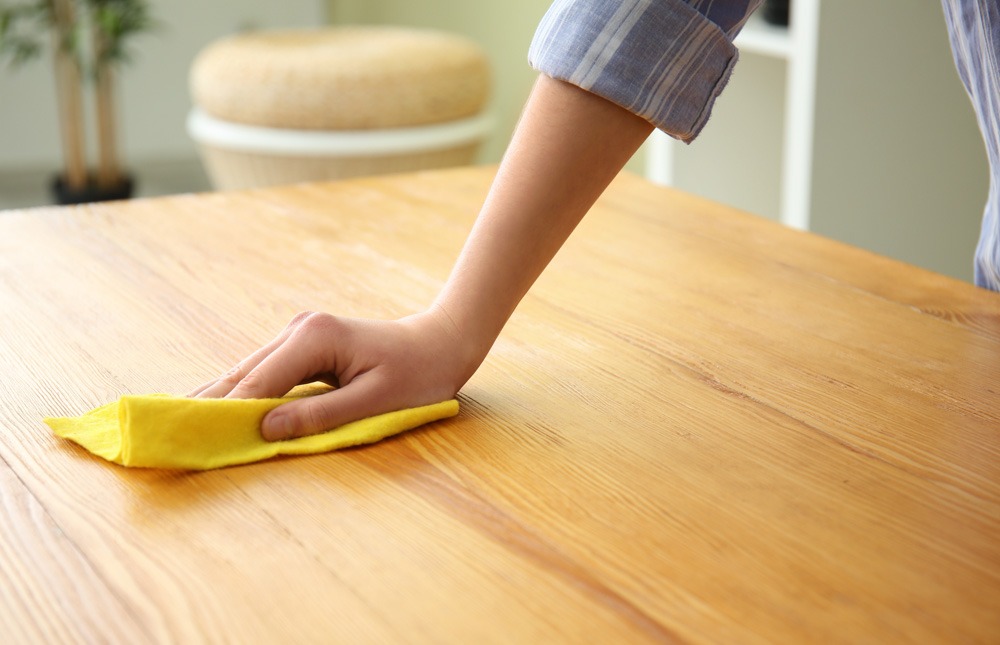 Holz Tisch richtig pflegen: 5 Tipps zur Pflege deines HolzKaspero Tisches